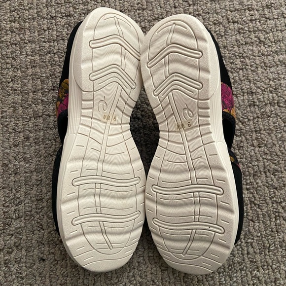 Easy Spirit Slip On Sandals - Picture 7 of 8